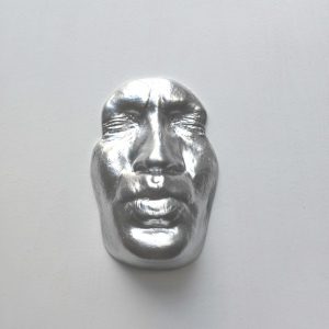 Silver effect Kiss on white background, wooden base 30x30cms